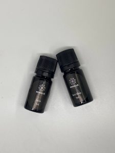 deux échantillons de 5ml d'huile de nigelle
