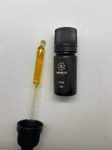 échantillon de 5ml d'huile de nigelle filtrée avec pipette